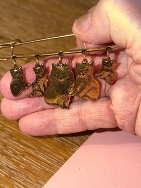 Kitty lapel Pin Brooch Gold